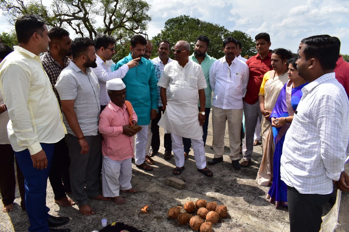 UMESH_V_KATTI's tweet photo. ಸಂಕೇಶ್ವರ ಪಟ್ಟಣದ ಸರ್ಕಾರಿ ಆಸ್ಪತ್ರೆ ಸಿಬ್ಬಂದಿಗಳ ವಸತಿ ಸಮುಚ್ಚಯ ನಿರ್ಮಾಣಕ್ಕೆ ಶಂಕು ಸ್ಥಾಪನೆ ನೆರವೇರಿಸಲಾಯಿತು. ವಸತಿ ಸಮುಚ್ಚಯವನ್ನು 2.20ಕೋಟಿ ರೂ ವೆಚ್ಚದಲ್ಲಿ ನಿರ್ಮಿಸಲಾಗುತ್ತಿದೆ.
#Umesh_Vishwanath_Katti | #Food_Civil_Supplies_Minister |#Consumer_Affairs |#Department_Of_Forests |#Hukkeri_Constituency https://t.co/oqnMkBBSTN