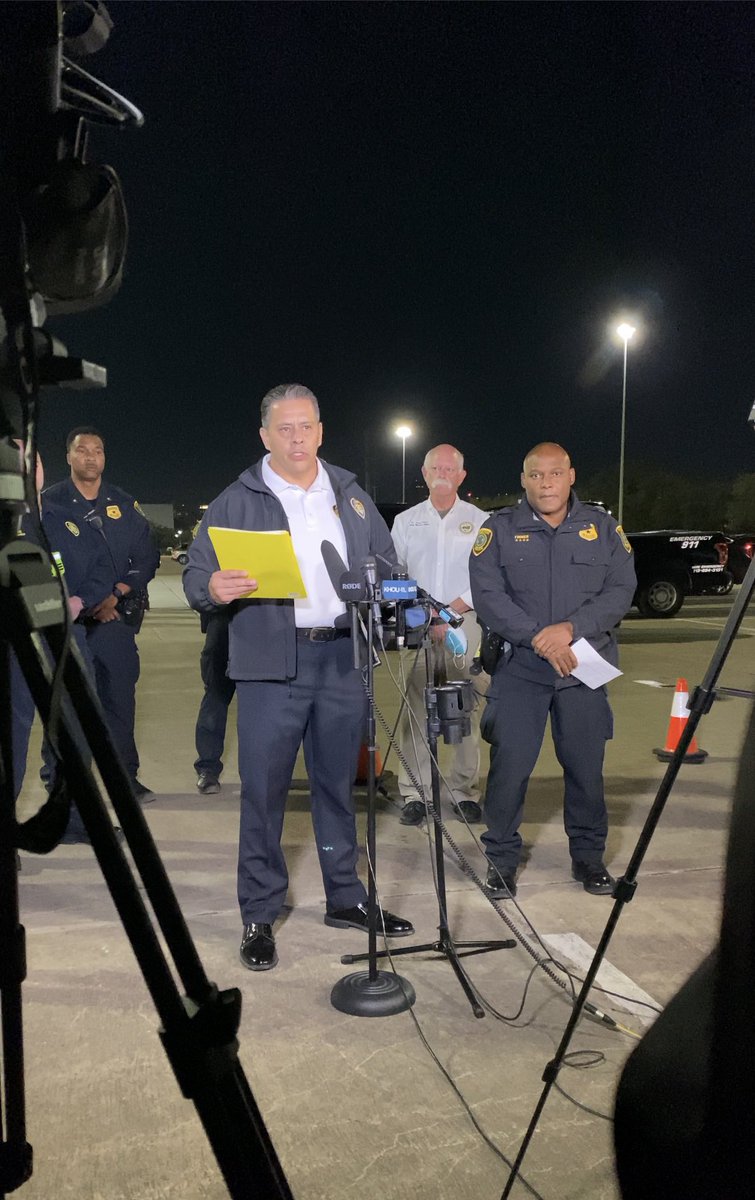 HoustonFire's tweet photo. @HoustonFire Chief Peña and Harris County leaders brief media in regards to MCI at Astroworld Festival. @FireChiefofHFD https://t.co/fisQXVT9Gp