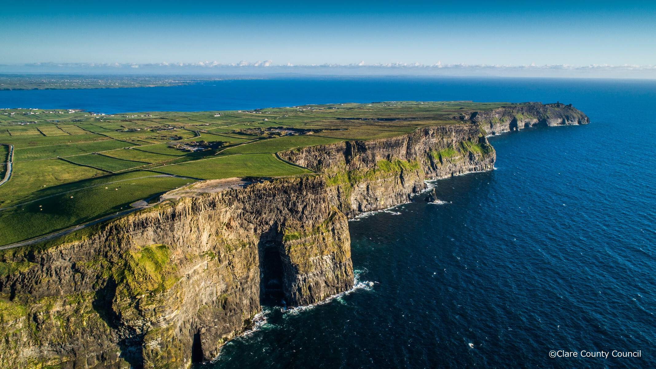 アイルランド大使館 Ireland In Japan 一度は訪れてみたいアイルランドの絶景スポット モハーの断崖 映画 ハリー ポッターと謎のプリンス のロケ地 そして数々の民話や伝説が残る場所 周辺では パフィンやミツユビカモメ ウバザメやイルカ 可憐