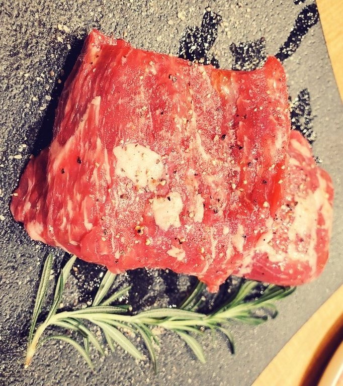 Rihito108's tweet photo. とんでもツイートで復活しましたが生きてます。おはようございます。これはお肉です。 https://t.co/RMGJdMunRR