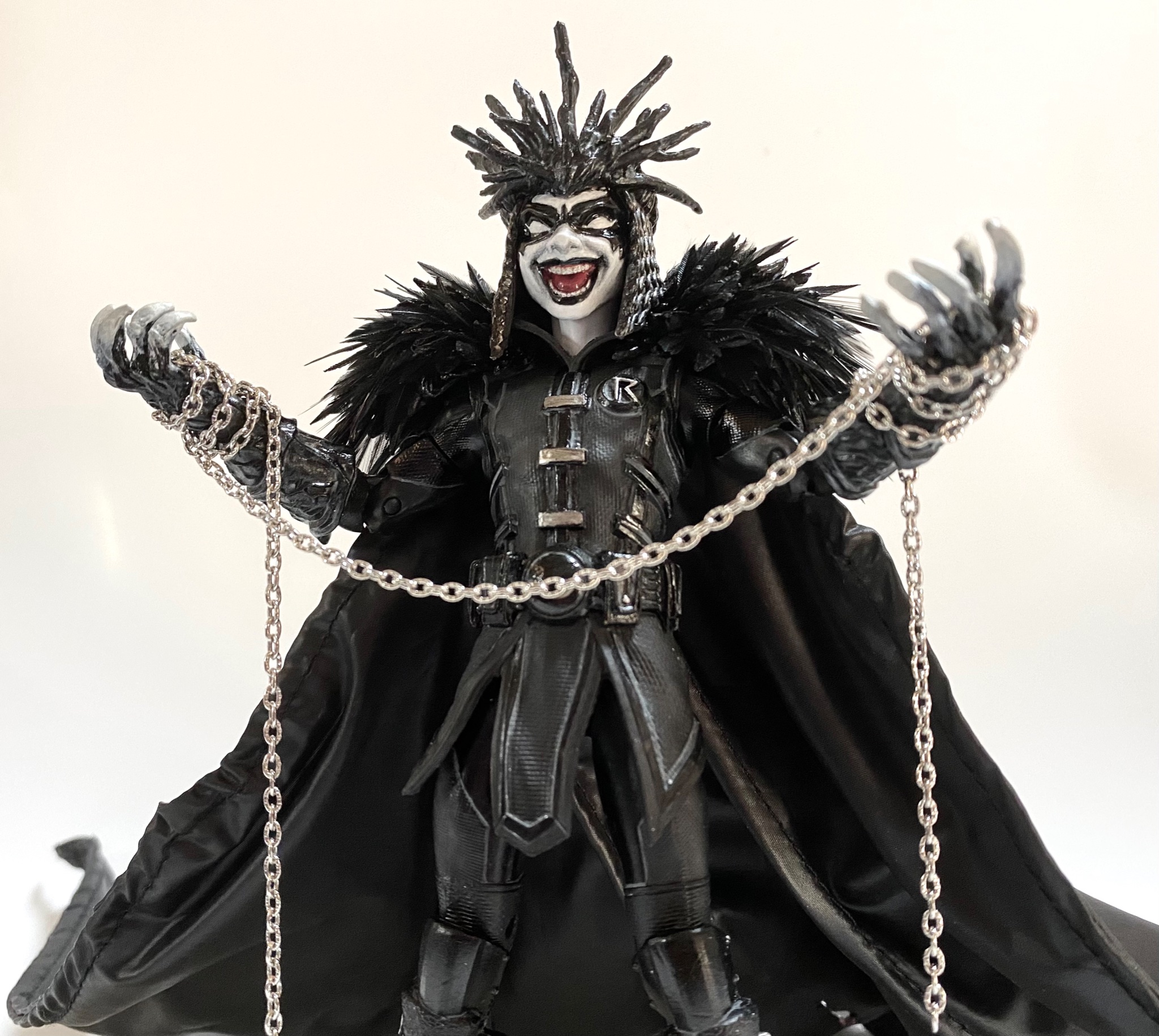 まつおか Dcマルチバース バットマン デスメタル ロビンキング フーラフス 顔はフルリペイント 後は一部塗装変更と追加 肩周りの羽根は本物の鳥の羽 反射で緑になります を1枚1枚カットし スケールを合わせたものを使用 マントは脱着式