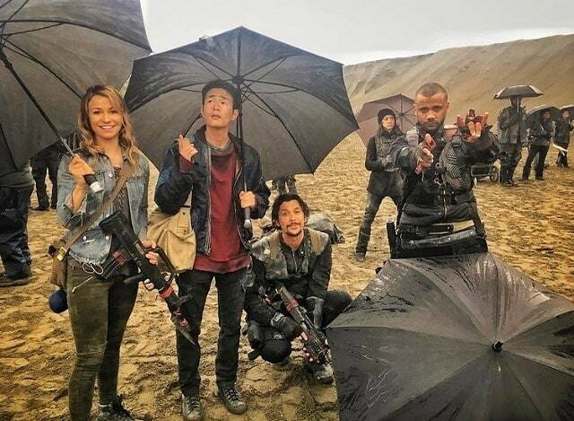 GroundersSource's tweet photo. When yesterday seemed so far away. 😔

📸 @chelseyreist

#The100 #bobmorley #bobbymorley #bellamyblake #mylove #christopherlarkin #montygreen #chelseyreist #harpermcintyre #jarodjoseph #nathanmiller #the100season5 #the100bts https://t.co/pNE8lRuASo https://t.co/4vPsl3f5t4