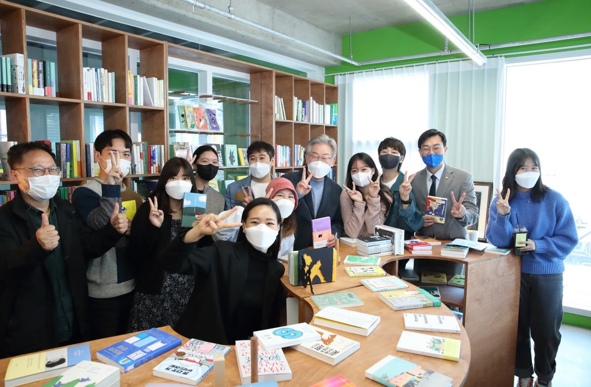 <누구도 소외받지 않는 주거 정책 수립은 국가의 의무입니다.>
사회주택 '장안생활'에서 청년들을 만났습니다. 청년들에게 주변 시세보다 저렴하게 임대 해주는 공유주거 생활공간입니다. 청년 한 분 한 분의 마음을 잘 헤아려서 내일의 희망을 꿈꿀 수 있는 대한민국, 반드시 만들겠습니다.