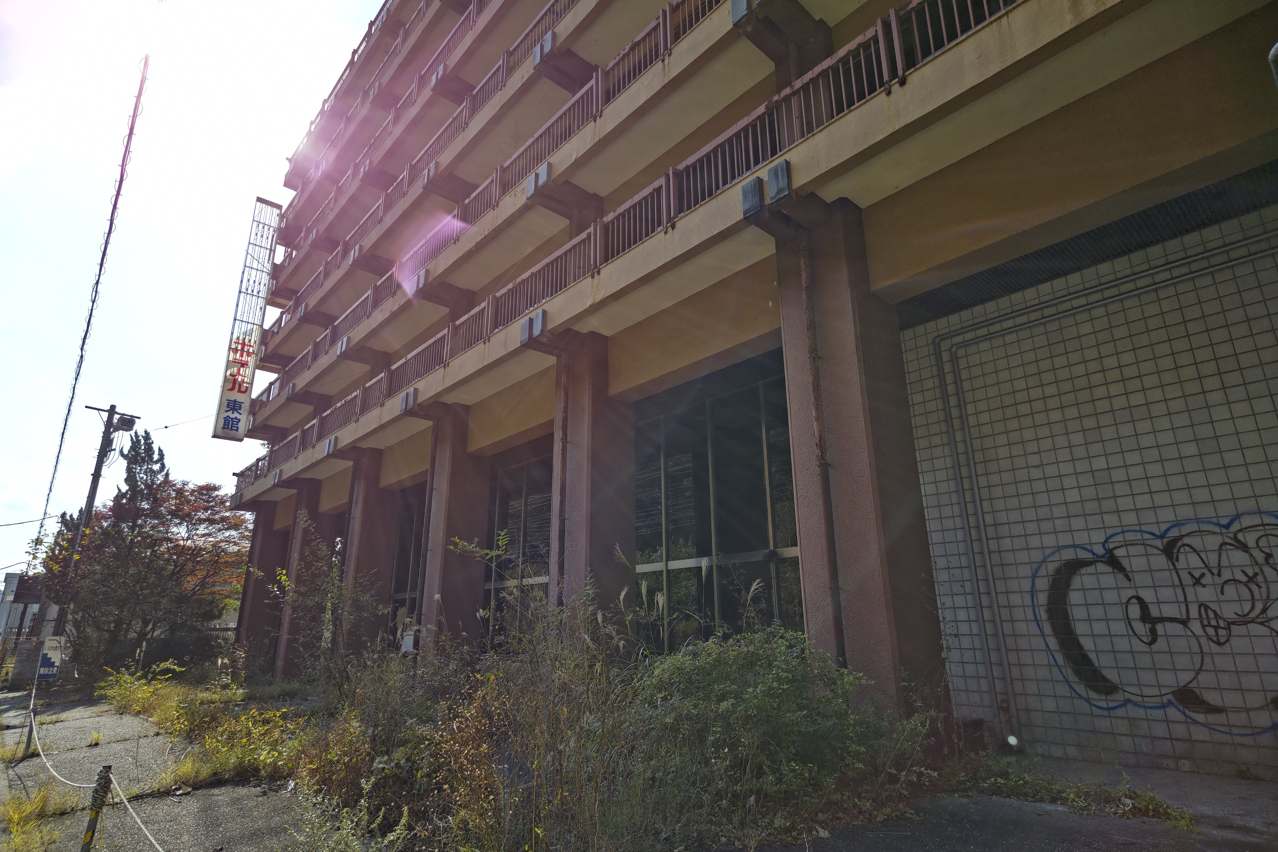 ふぃれぽん 鬼怒川観光ホテル 安らぎ館 旧 西館 05年前後閉鎖 07年解体 ｳｨｷｿｰｽ 道路側からだと何も見えないが 前ツイ地図 Amp Google Earthから特定するとこの辺だね 崖によくホテル建てたなぁ そしてよく取り壊せたね T Co Kjjlhj6dwj