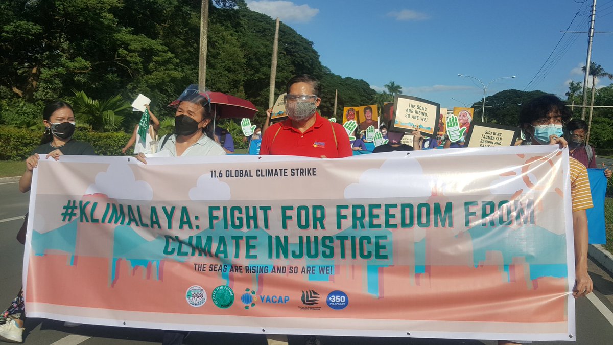 pinoyweekly's tweet photo. NGAYON: Nagmamartsa papuntang Commission on Human Rights ang mga grupong makakalikasan upang makiisa sa panawagan para sa makabuluhan na 26th Conference of Parties of the UN Framework Convention on Climate Change #COP26 #ClimateActionNow
#ClimateJusticeNow

Kuha ni Jobelle Adan https://t.co/V1EsV6j7Ho