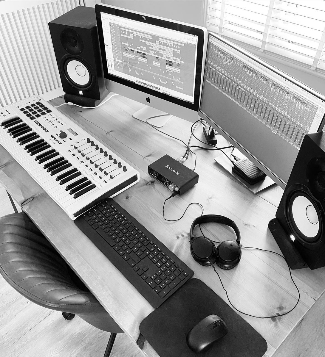 capa_nau's tweet photo. I’ve been adding the finishing touches to my EP just to make sure it all comes together nicely. I’m really happy with it and I’m also excited to be throwing in a bonus track! Follow me on @Spotify and @AppleMusic so you can be the first to hear it💥 #capanau #newmusic #electronic https://t.co/udYa7KvxZd