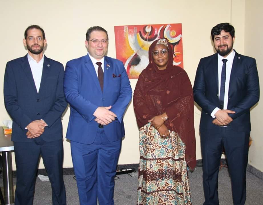 J'ai reçu en audience hier 05 Novembre 2021, les membres de Rotary club of Niamey Moringa International.
Cette audience va dans le cadre de discussion d'un éventuel partenariat avec notre Ministère sur un projet de valorisation de déchets.