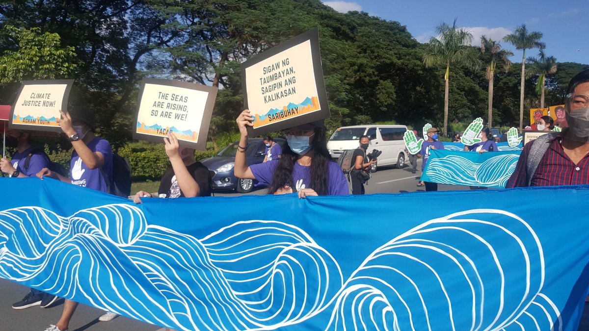 pinoyweekly's tweet photo. NGAYON: Nagmamartsa papuntang Commission on Human Rights ang mga grupong makakalikasan upang makiisa sa panawagan para sa makabuluhan na 26th Conference of Parties of the UN Framework Convention on Climate Change #COP26 #ClimateActionNow
#ClimateJusticeNow

Kuha ni Jobelle Adan https://t.co/V1EsV6j7Ho