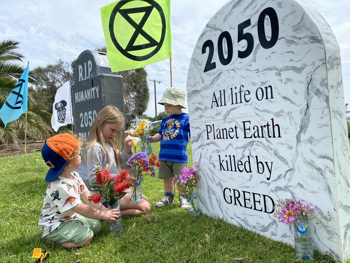 PeninsulaXr's tweet photo. Local families gathered in Mornington park today to create a #ClimateMemorial to all that will be lost without urgent climate action to protect our children's future. #MorningtonPeninsula #ClimateJusticeNow #DontCopOut #ClimateActionNow #COP26 @abcmelbourne https://t.co/mkkF5JTiD1
