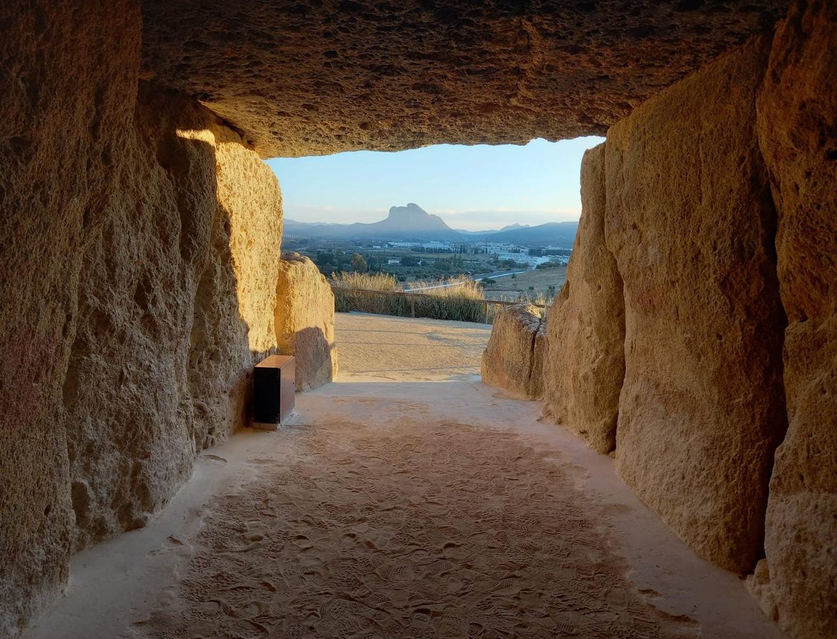 CA_DOLMENESATQ's tweet photo. Buenos días desde #Menga
#SitioDeLosDólmenesDeAntequera @CulturaAND. 
#AntequeraDolmensSite #PatrimonioMundial #WorldHeritage #Viera #ElRomeral #LaPeñaDeLosEnamorados #ElTorcal #RECAndalucía #MuseosAND
📷 Juan Antonio Cuberos Valencia. 08:12 h https://t.co/f0dct949ED