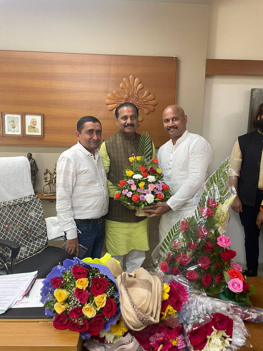 DeepakS79513428's tweet photo. @mohitbharatiya_ चल मोहीत रविवार सवरे ९ बजे तक का टाईम है आपके पास इस फोटो के बिच वाले को ढुंडकर इस का नाम बता दे ?
सुना है आप आजकल यही काम मे बिजी हो ! https://t.co/InO7q5aUVf