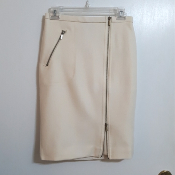 khigg08's tweet photo. So good I had to share! Check out all the items I'm loving on @Poshmarkapp from @melissas_poshma #poshmark #fashion #style #shopmycloset #drscholls #jcrew #peppermint: https://t.co/omKtozUvqh https://t.co/F7qCAnhGge