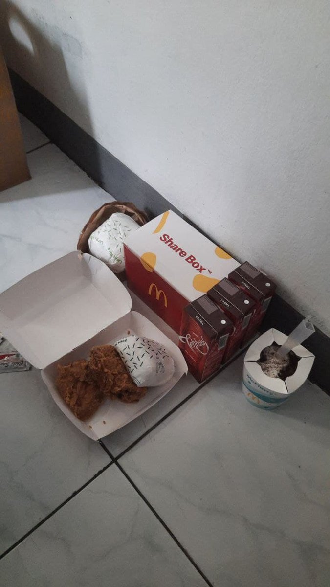 rafee12's tweet photo. @McDonalds_ID barusan benget pesen via gofood, pesen mcflury 3, tehbotol 1, datangnya tehbotol 3, mcflury 1, pesen nambah scrambled egg, eh malah ditambah nasi.. ini pegawainya ngantuk ato gmn? ko salahnya banyak ya.. 😅 https://t.co/y5ruqYYhlb