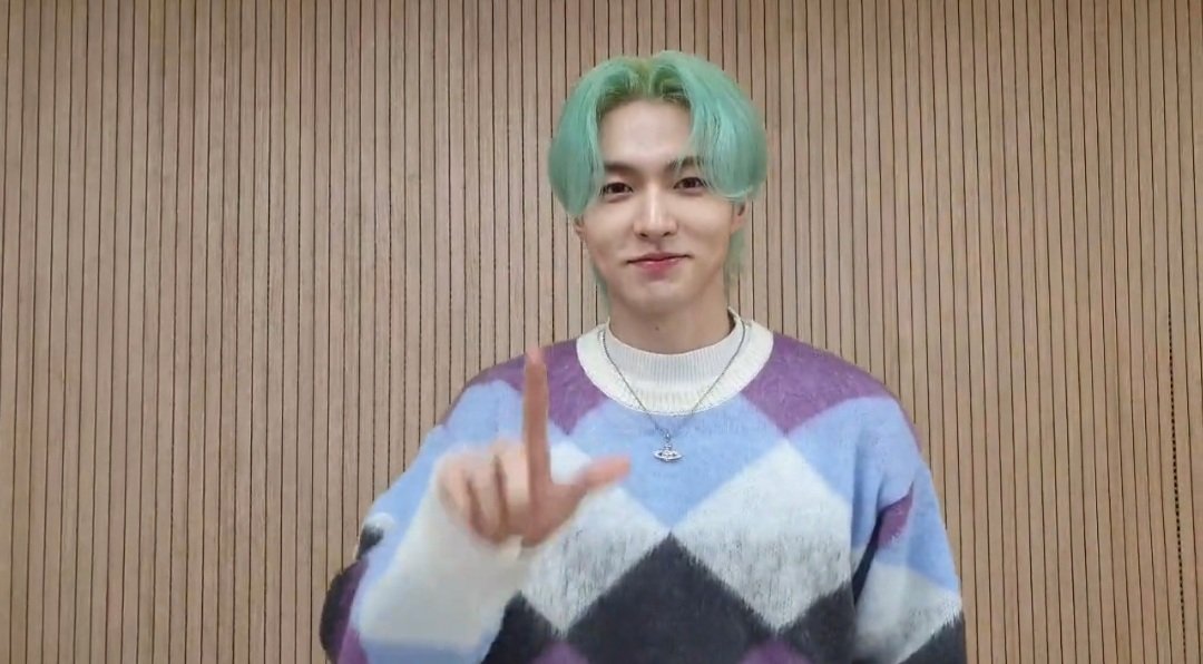 maelring's tweet image. can we just talk about his hair ??? 
i love it sm 😭 this is romint