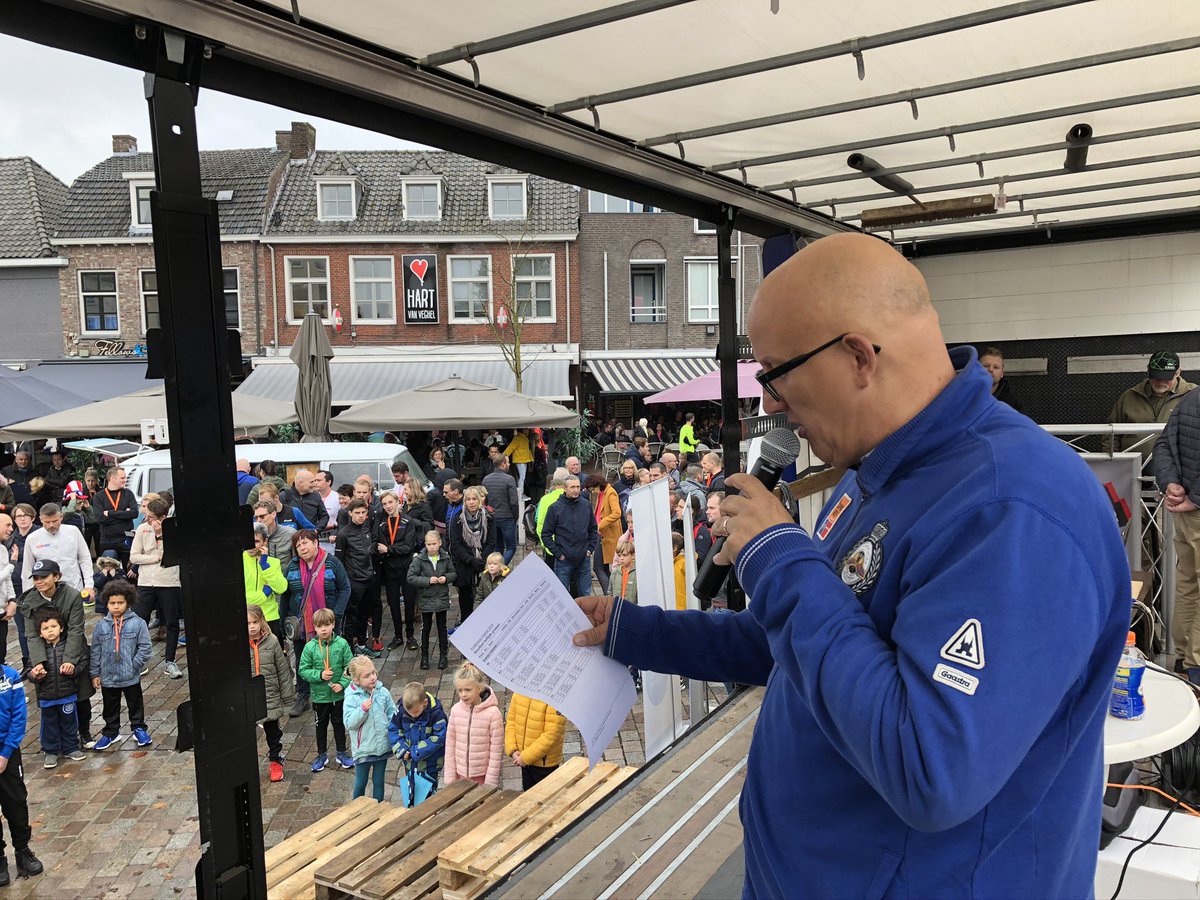 Speaker <a href="/TondeKort/">Ton de Kort - TDK Tekst</a> spreekt zondag het programma van de Krollenloop aan elkaar. We starten om 12.00 u. met 1 KM, 12.30 u.Ten Miles, 12.35 u. 5 KM, 14.45 u. 10 KM en 14.50 u. 2,5 KM. Allemaal op de Markt in Veghel!