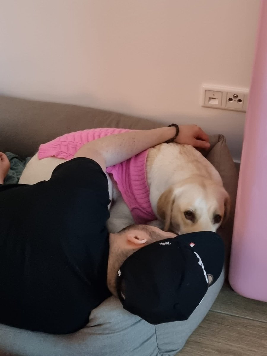 Torro_TV's tweet photo. Guten Morgen Welt 😬 Habe heut sehr sehr gut geschlafen und wer schon ne Runde mit Laisy laufen. Heute wird’s nochmal wild. Küche , Wandschrank etc….. ps: laisy hat grade gepupst… fühle mich schon sehr daheim #feelingdaheim https://t.co/IoUJqxnAYx
