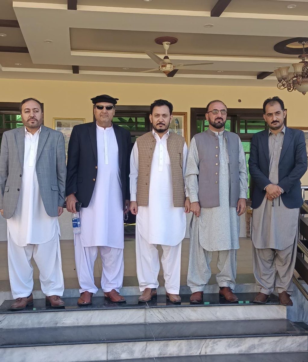 DirOverseas's tweet photo. اے سی، ایس ڈی او اور ڈپٹی سیکریٹری تعلیم کے پی کے  نےاخونخیل ہاؤس کا دورہ کیا۔ صدر ڈوپا  نے مہمانوں کا استقبال کیا۔ دیر میں تعلیمی مسائل پر ��فصیلی تبادلہ خیال کیا۔ انہوں نے سکولوں کی اپ گریڈیشن اور تزئین و آرائش کے بارے میں بات چیت کی۔ 
#DOPA #DOPAforDir #DirThinkTank #DOPA_ECG https://t.co/03CEQib1lG