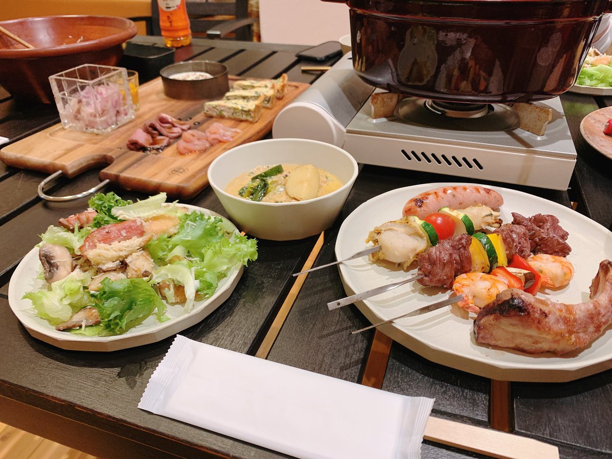 smilefactoryikd's tweet photo. 【修学旅行2021】
遊んだあとは、楽しみにしていた夕食。各コテージ、協力し合って準備しました。デザートのアイスケーキが届く頃にはみんなすっかり満腹に。よく食べました！ https://t.co/lLdqqE09pj