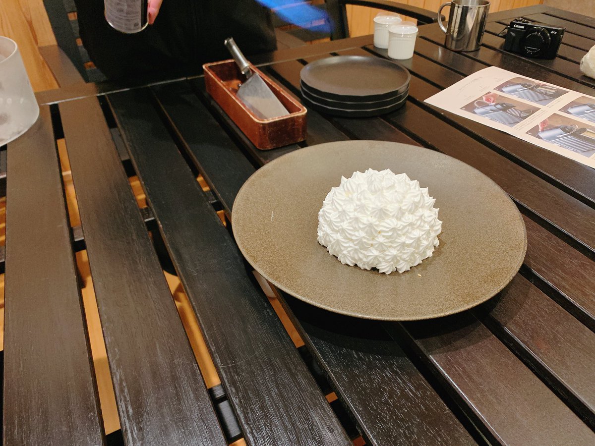 smilefactoryikd's tweet photo. 【修学旅行2021】
遊んだあとは、楽しみにしていた夕食。各コテージ、協力し合って準備しました。デザートのアイスケーキが届く頃にはみんなすっかり満腹に。よく食べました！ https://t.co/lLdqqE09pj