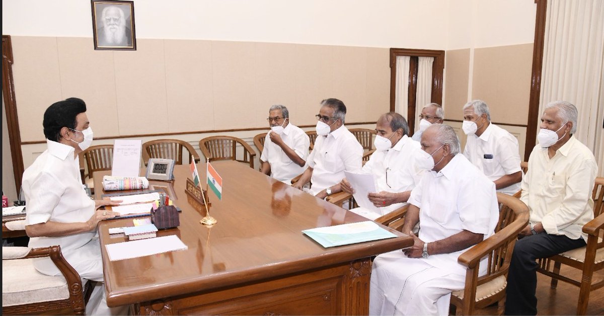 CMOTamilnadu's tweet photo. சுதந்திர போராட்ட வீரர் தீரன் சின்னமலை பெயரில் மகளிர் கல்லூரி அமைத்திட உதவியதற்காக நாடாளுமன்ற உறுப்பினர் திரு.கே. சுப்பராயன், கொங்கு வேளாளர் அறக்கட்டளை தலைவர் திரு. பெஸ்ட் எஸ். ராமசாமி மற்றும் நிர்வாகிகள், மாண்புமிகு முதலமைச்சர் @mkstalin அவர்களை சந்தித்து நன்றி தெரிவித்தனர். https://t.co/sOPMEfB7Ik