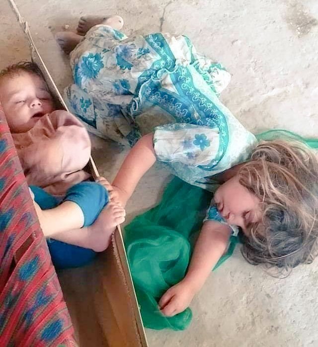 DrNatashaIftkhr's tweet photo. بہن کی شادی کو 6 سال ہو گئے ہیں 
میں کبھی اس کے گھر نہیں گیا عید شب رات کبھی بھی  ابو یا امی جاتے ہیں 
میری بیوی ایک دن مجھے کہنے لگی 
آپ کی بہن جب بھی آتی ہے 
اس کے بچے گھر کا حال بگاڑ کر رکھ دیتے ہیں 
خرچ ڈبل ہو جاتا ہے 
اور تمہاری ماں 
ہم۔سے چھپ چھپا کر کبھی اس کو صابن کی
👇 https://t.co/WbTMsdPsU7