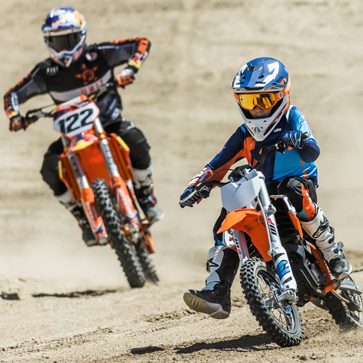 KTM_UK's tweet image. #KTMBlog - Stunt and FMX legend Robbie Maddison made an appearance at this year's Motocross of Nations, but this time he wasn't the star! Son Jagger was racing a KTM SX-E 5! Read more at fal.cn/3jCgN!

#KTM #ReadyToRace #KTMElectric #KTMSXE5 #RaceOrange