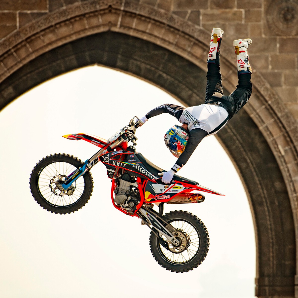 KTM_UK's tweet image. #KTMBlog - Stunt and FMX legend Robbie Maddison made an appearance at this year's Motocross of Nations, but this time he wasn't the star! Son Jagger was racing a KTM SX-E 5! Read more at fal.cn/3jCgN!

#KTM #ReadyToRace #KTMElectric #KTMSXE5 #RaceOrange