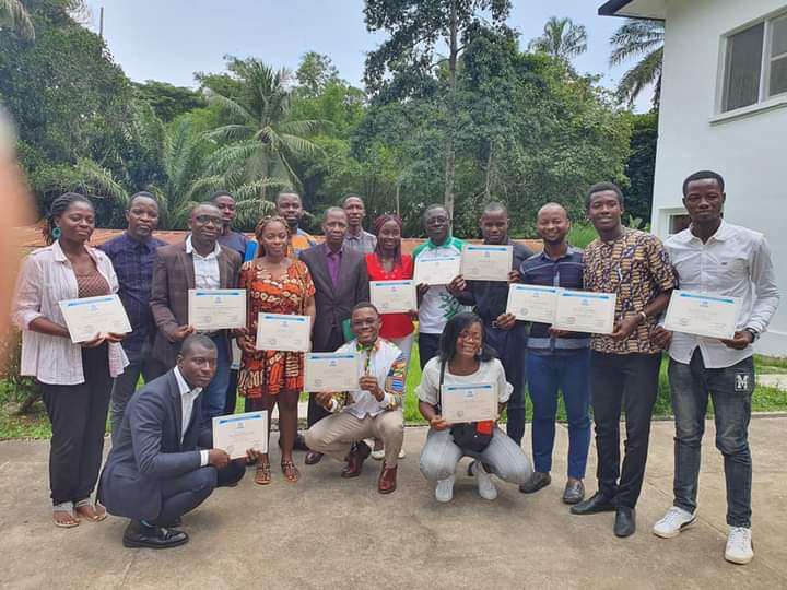 GuessanVivien's tweet photo. Du 3-5 novembre 2021, des membres du @DurableClub ont bénéficié d'un atelier de formation sur la rédaction de projet de recherche, animé par des enseignants-chercheurs et experts associés au CSRS. Merci au @PasresInfo et aux formateurs.
#CDD_CI
#Projet_De_Recherche
#PASRES https://t.co/2mKg7yYSnS