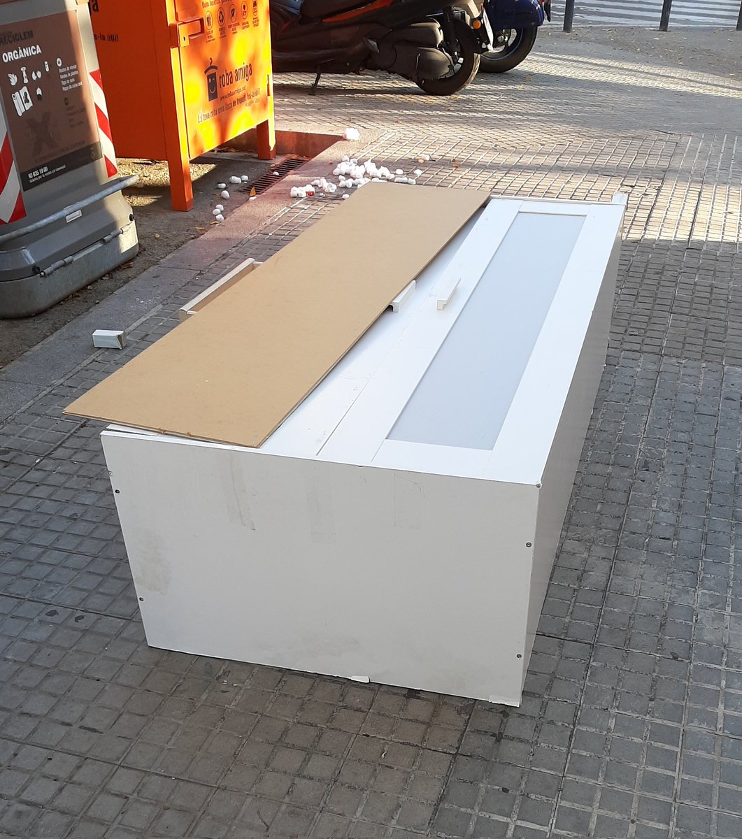 EvhVico's tweet photo. #Viladecans #MazónFake #Fotomuebles
Bon dia.
Suma y sigue. https://t.co/NElEme8oI8