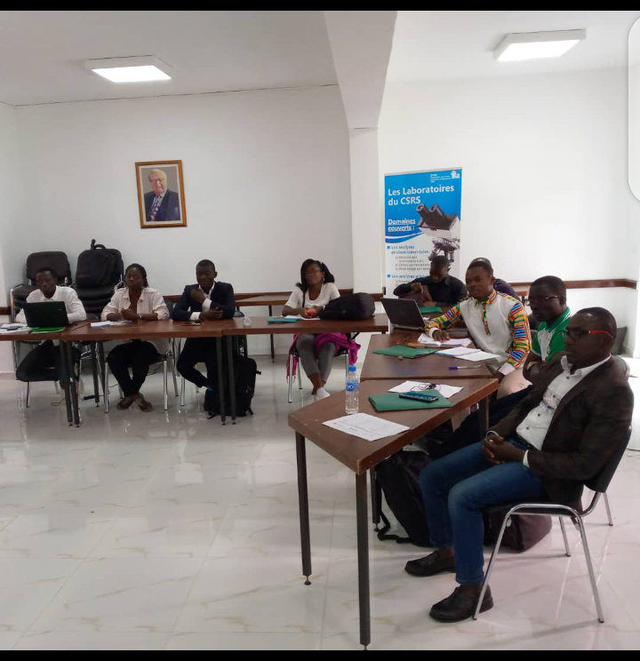 GuessanVivien's tweet photo. Du 3-5 novembre 2021, des membres du @DurableClub ont bénéficié d'un atelier de formation sur la rédaction de projet de recherche, animé par des enseignants-chercheurs et experts associés au CSRS. Merci au @PasresInfo et aux formateurs.
#CDD_CI
#Projet_De_Recherche
#PASRES https://t.co/2mKg7yYSnS