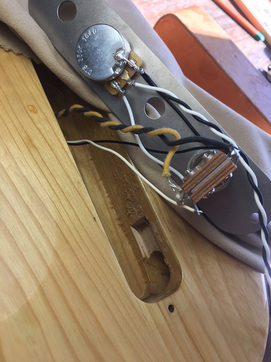 こちらはFender Japanのテレキャスター 。フロントPUをジャズマスター