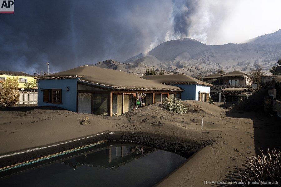 rpkampuchea's tweet photo. #España Volcán de Cumbre Vieja expulsa peligrosas "bombas de lava" de media tonelada. Casi 2 meses después de la erupción, las cenizas siguen sepultando casi todo. ¡Imágenes impactantes! #CanaryIslands #Volcano #Ejecting #LavaBombs https://t.co/e7C7IpZsrE