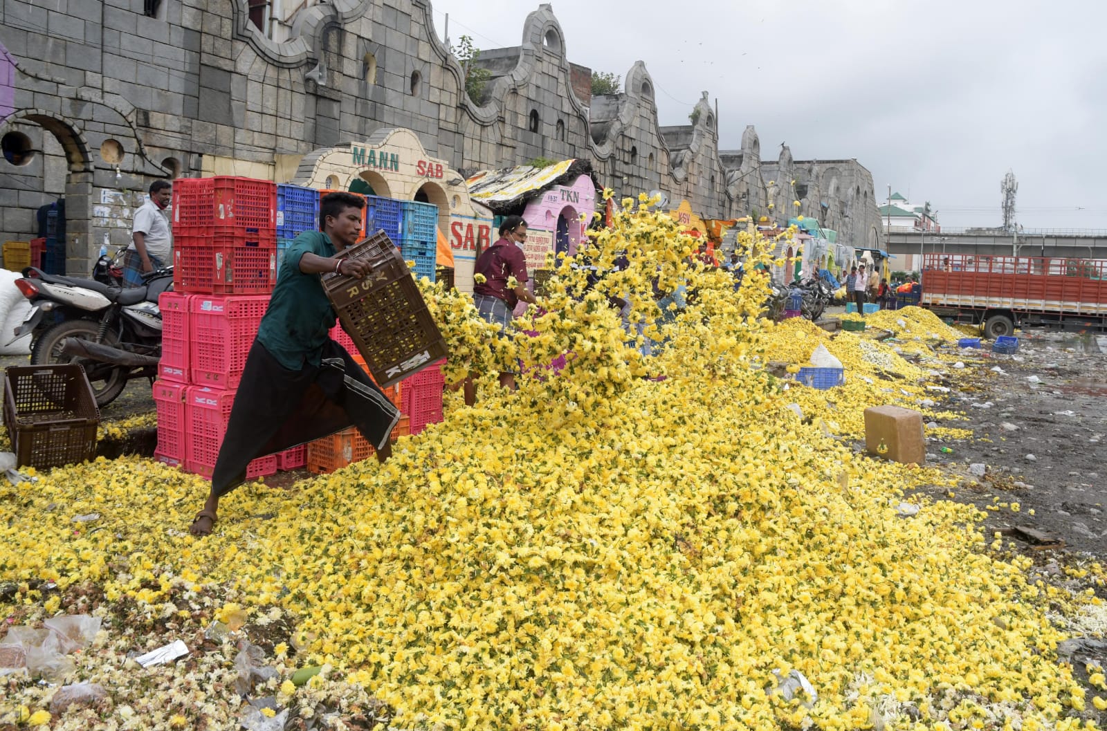 The Hindu - Chennai på Twitter: "A few traders at Koyambedu market in  #Chennai dumped marigold flowers that were unsold, on Saturday. Photo:  Vedhan M/ The Hindu https://t.co/WAprgfTvJL" / X