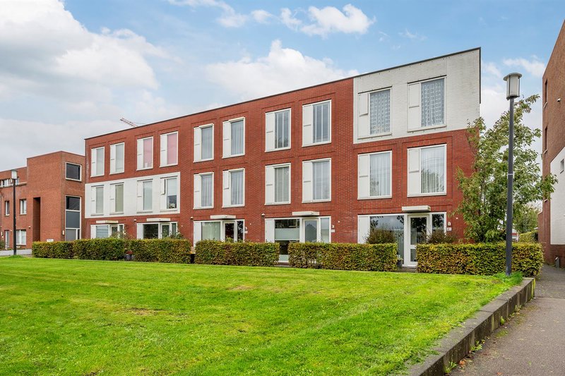 Woning te koop! Er mag/moet nog wat aan gedaan worden, maar deze prachtig gelegen #woning aan het Korfoepad 71 in #Rotterdam staat #tekoop. Niet meer bij makelaar Ruseler, maar zie hun filmpje: m.youtube.com/watch?v=yKt4Zq… Geïnteresseerd? DM me voor contactgegevens nieuwe makelaar.
