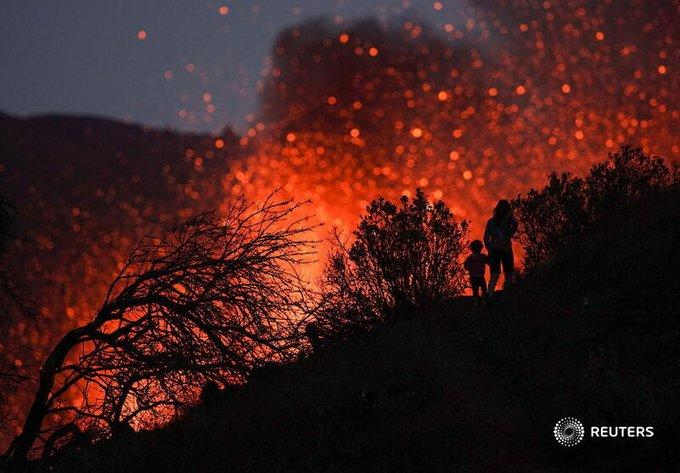 rpkampuchea's tweet photo. #España Volcán de Cumbre Vieja expulsa peligrosas "bombas de lava" de media tonelada. Casi 2 meses después de la erupción, las cenizas siguen sepultando casi todo. ¡Imágenes impactantes! #CanaryIslands #Volcano #Ejecting #LavaBombs https://t.co/e7C7IpZsrE