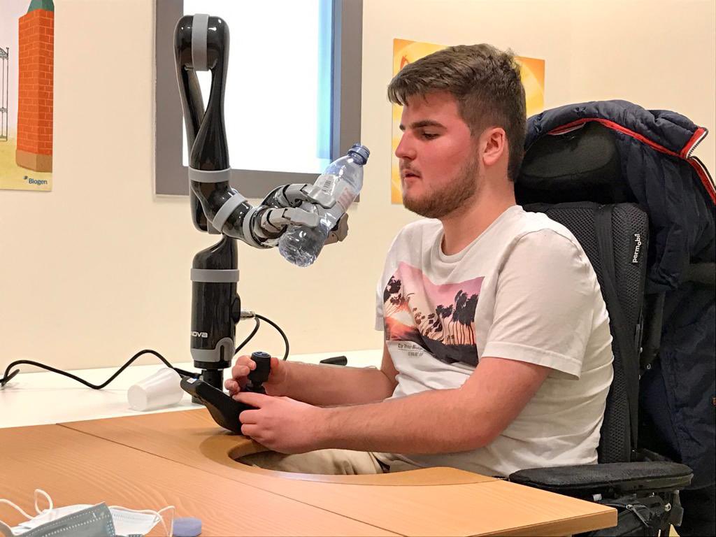 SandrineChaix's tweet photo. 1ère plateforme pédiatrique de compensation du membre supérieur en France, bras robotisés. CHU Estaing Clermont, AAP innovation et Handicap @Telethon_France et @auvergnerhalpes. Fiers! 
@laurentwauquiez @s_cluzel @mamontchamp https://t.co/MwqBHDvTIV