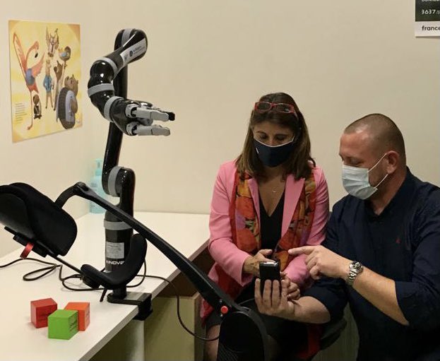 SandrineChaix's tweet photo. 1ère plateforme pédiatrique de compensation du membre supérieur en France, bras robotisés. CHU Estaing Clermont, AAP innovation et Handicap @Telethon_France et @auvergnerhalpes. Fiers! 
@laurentwauquiez @s_cluzel @mamontchamp https://t.co/MwqBHDvTIV