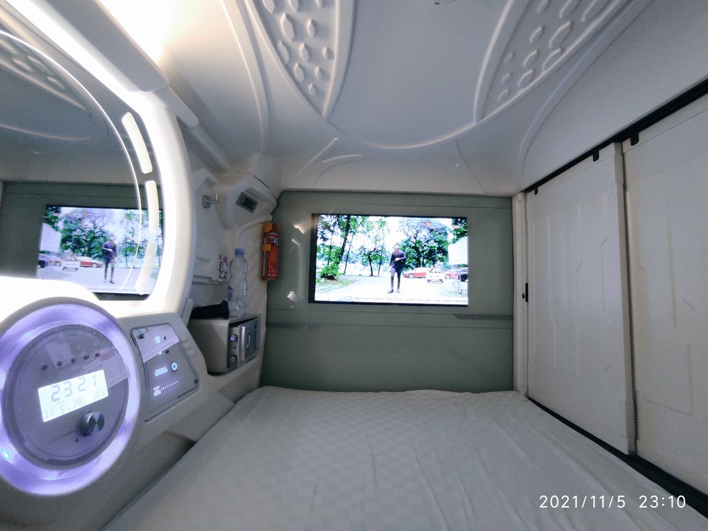 Semalam gw nyobain nginep di hotel capsule di Bandung seharga 55ribu/malam.

Kirain ya biasa aja, tapi liat deh dr awal check in sampe masuk canggih bgt, asli berasa kaya di Jepang. Gw kira juga bakal sempit ga taunya cukup luas buat tidur sendiri di dalem capsule nya.