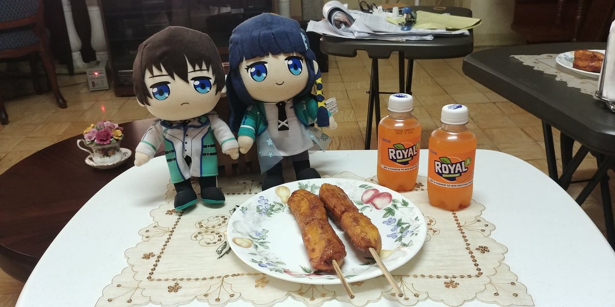 CLAMP_411's tweet photo. Banana Q time with the Shiba siblings (Tatsuya and Miyuki, in their manyika (doll) type). 💖
#bananacue
#bananaque
#pinoy
#PikPakBoom
#Manyika
#doll
#BananaQ
#司波達也
#司波深雪
#魔法科高校の劣等生
#魔法科高校の優等生
#電撃文庫
#日本 https://t.co/ghnfC4zqng