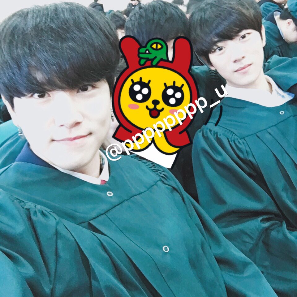 kim donghan from wei and kim jibeom are actually besties since high school!!!

jibeom is the one who kissed donghan for his graduation picture LMAO

and their last selca is from 2019 🥲🥲🥲 hoping for more interactions 🥺