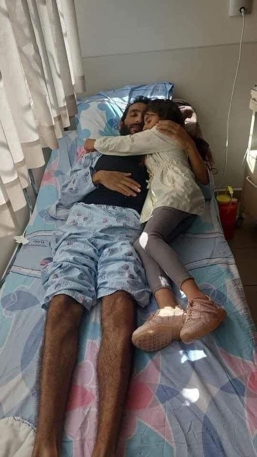 Pbi_Fr's tweet photo. La fille de Kayed Al-Fasfos est allée le voir à l'hôpital,sentant qu'elle #perdra son père dont l'état de #santé s'est détérioré.Les #prisonniers palestiniens en #grève de la #faim #protestent contre les mauvais traitements israéliens dégradants qui leur sont infligés en #prison. https://t.co/Kwek2eI3Rd