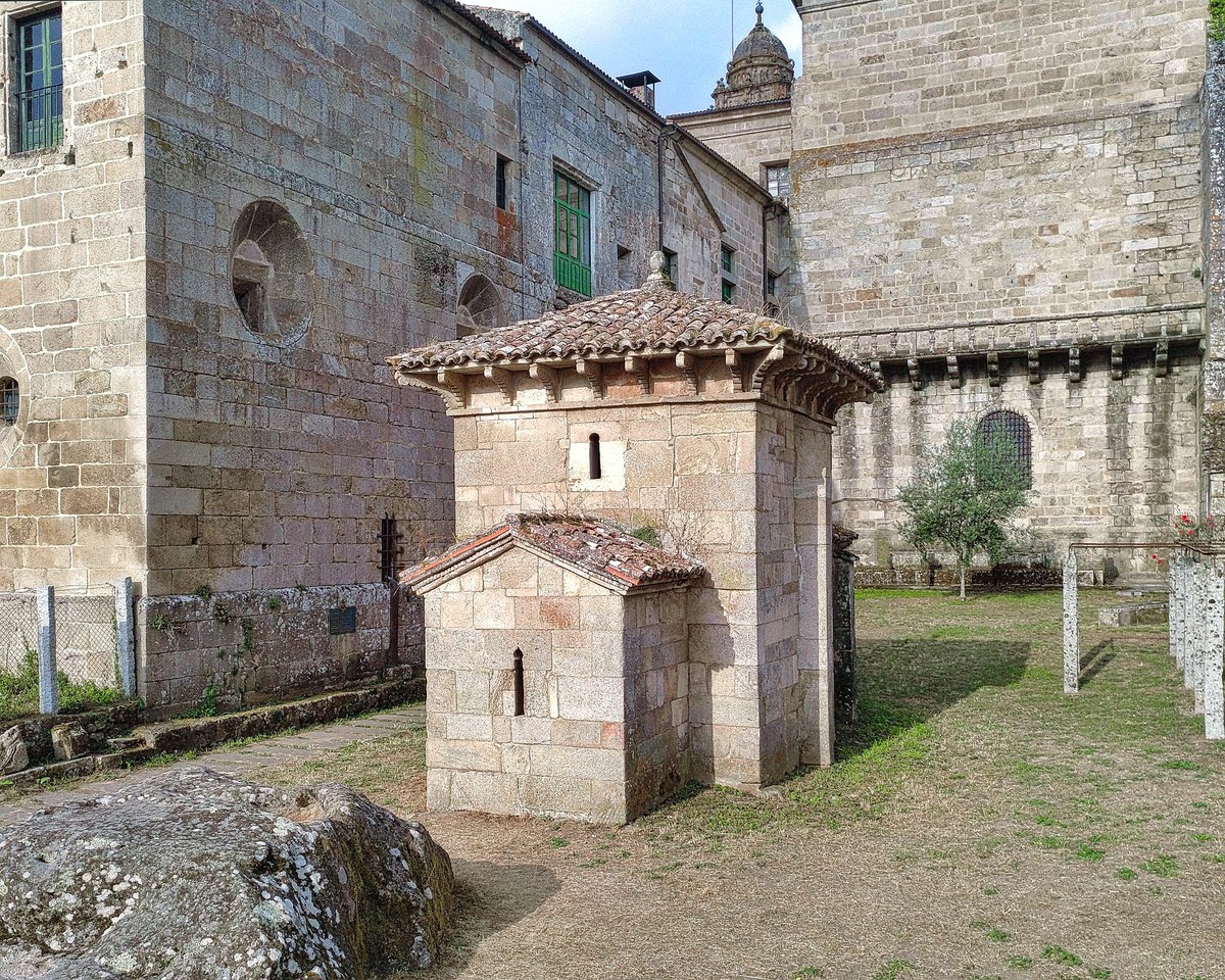 RomanicoEspana's tweet photo. Minúscula en dimensiones, enorme en interés histórico y artístico: la Capilla de San Miguel de Celanova (Ourense), una preciosa joyita mozárabe al amparo del gran Monasterio de San Salvador #BuenosDias #FelizSabado #Galicia https://t.co/RgIDA3kdLA