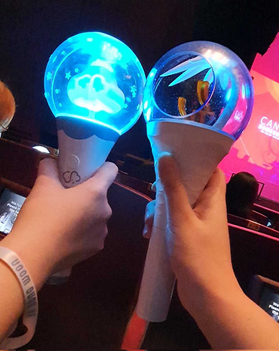 _BBUONG_'s tweet photo. 혹시 이 트윗 보시면 ...
하성운님 팬 제 옆자리 앉으신 하늘분 
땡스투때 배터리 꺼져서 엄청 당황하고 있었는데 진정하고 무대집중하라고 자기가 해준다고 해주시고 응원봉 고쳐주셔서 너무 감사해요 🥺 썸데이 끝나고 기념으로 사진이라도 같이 찍자햇눈데 번호를 못물어봐서.. 
정말 감사해요💗 https://t.co/s5OgsZCzPV