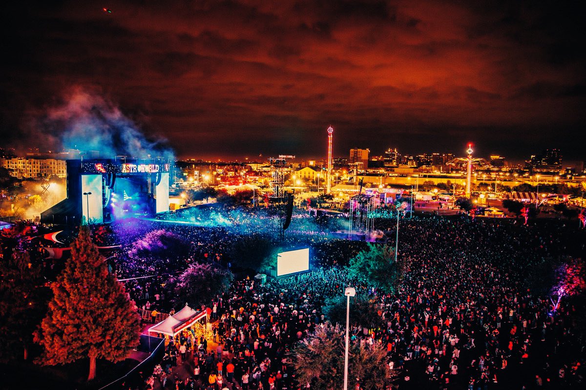 USRapDiscovery's tweet photo. C’est terrible… 

Selon les médias américains et la police de Houston il y aurait eu 8 morts et plus de 50 blessés lors du concert de Travis Scott pendant son festival #AstroWorld cette nuit..

Toutes nos condoléances aux familles 🕊 https://t.co/07ATD8NQgP
