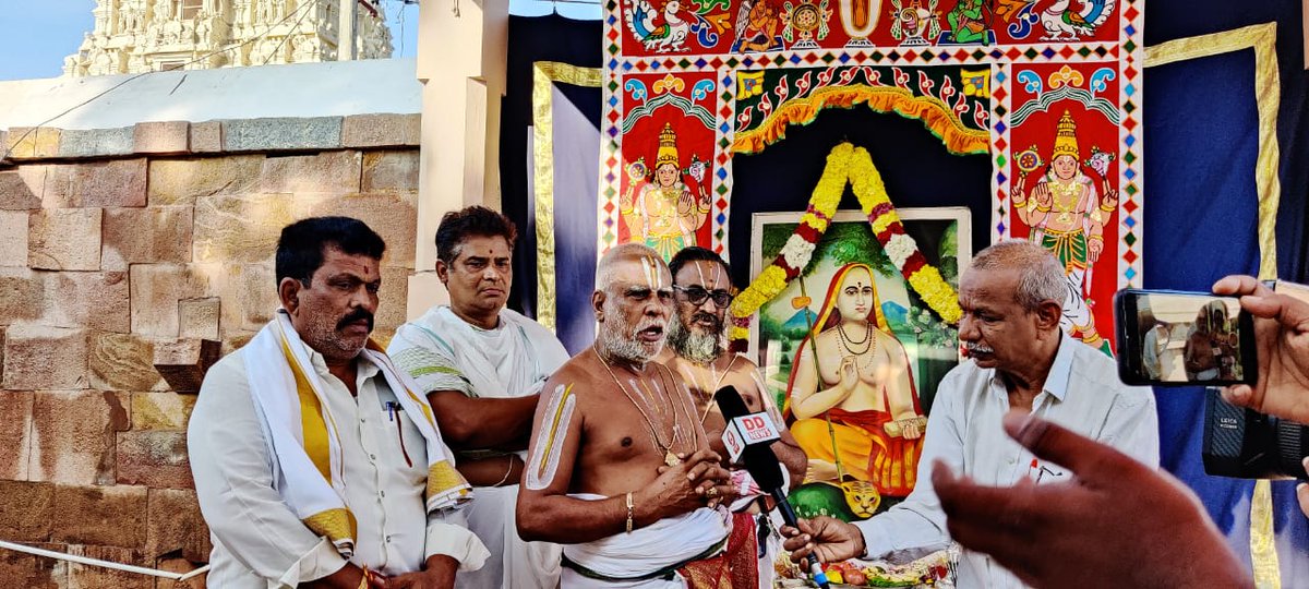 aptemplesgov's tweet photo. కేదారనాథ్ లో నవంబర్ 5వ తేదీన శ్రీ ఆది శంకరాచార్యుల విగ్రహాన్ని P.M శ్రీ నరేంద్ర మోడీ గారు ఆవిష్కరించిన సందర్భంగా ఆంధ్ర ప్రదేశ్ C.M శ్రీ Y.S జగన్మోహన్ రెడ్డి గారి సూచన మేరకు దేవాదాయ శాఖ ఆధ్వర్యంలోని ప్రముఖ దేవాలయాలలో ఉత్సవాలు నిర్వహించారు.
#AdiShankaracharya #APTemples #Ahobilam https://t.co/ZzbcMx4ZVN
