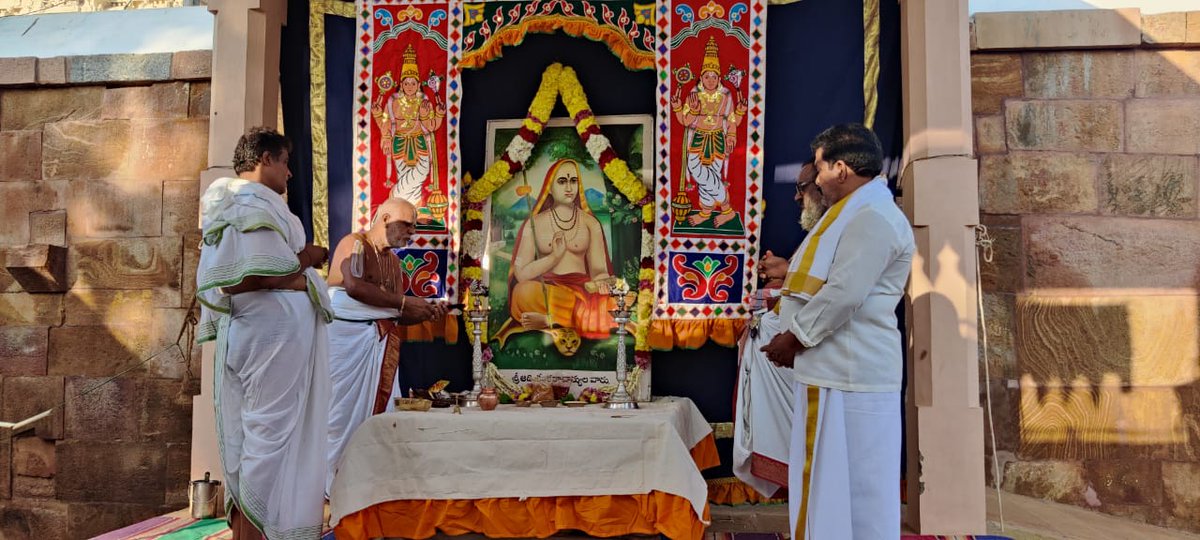 aptemplesgov's tweet photo. కేదారనాథ్ లో నవంబర్ 5వ తేదీన శ్రీ ఆది శంకరాచార్యుల విగ్రహాన్ని P.M శ్రీ నరేంద్ర మోడీ గారు ఆవిష్కరించిన సందర్భంగా ఆంధ్ర ప్రదేశ్ C.M శ్రీ Y.S జగన్మోహన్ రెడ్డి గారి సూచన మేరకు దేవాదాయ శాఖ ఆధ్వర్యంలోని ప్రముఖ దేవాలయాలలో ఉత్సవాలు నిర్వహించారు.
#AdiShankaracharya #APTemples #Ahobilam https://t.co/ZzbcMx4ZVN