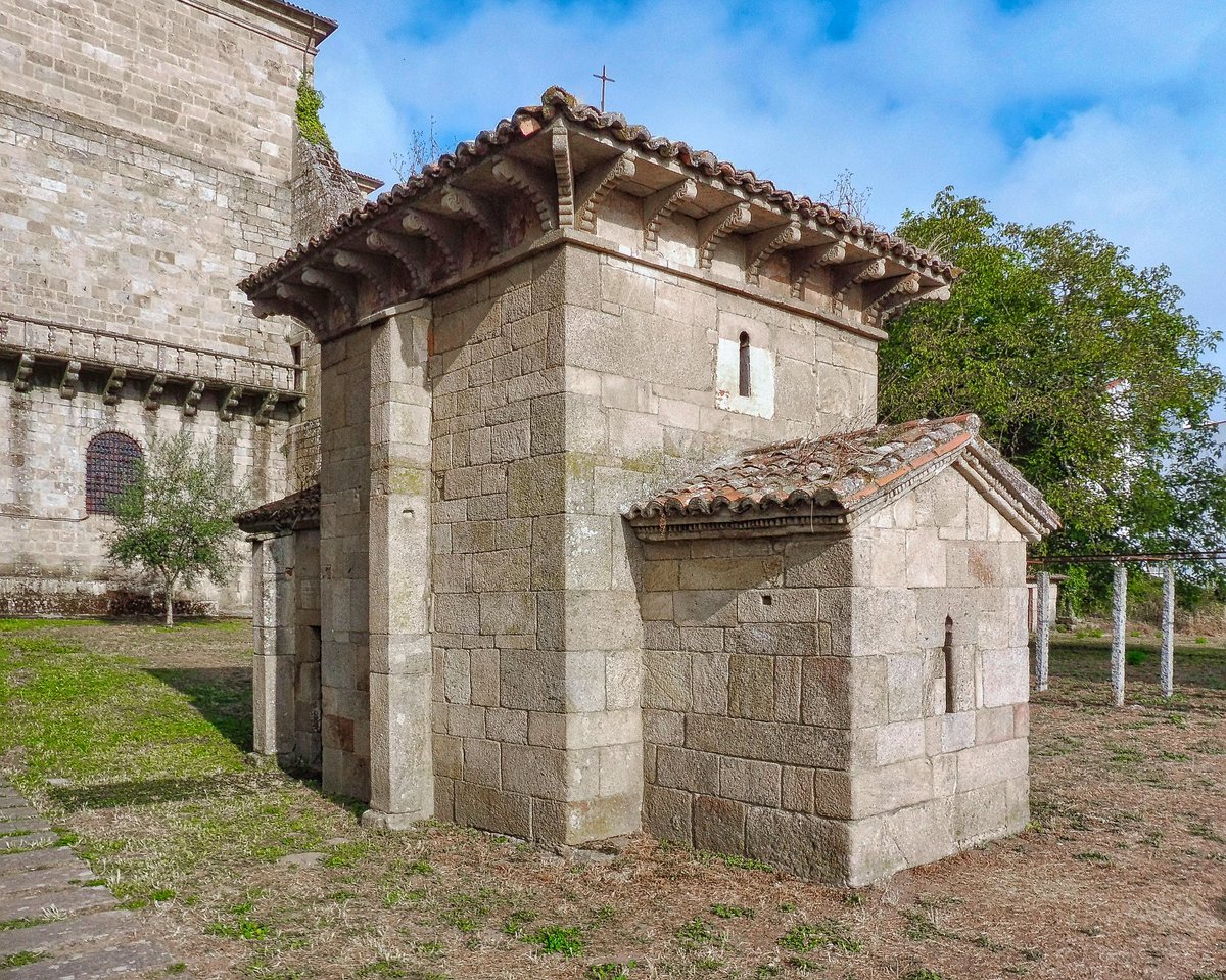 RomanicoEspana's tweet photo. Minúscula en dimensiones, enorme en interés histórico y artístico: la Capilla de San Miguel de Celanova (Ourense), una preciosa joyita mozárabe al amparo del gran Monasterio de San Salvador #BuenosDias #FelizSabado #Galicia https://t.co/RgIDA3kdLA