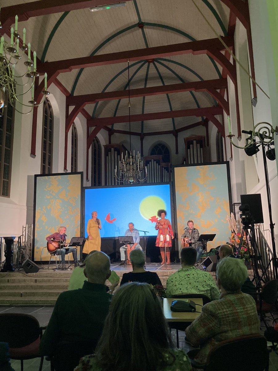 Samen met wethouder <a href="/NilsLangedijk/">Nils Langedijk</a> te gast bij de 9e editie #ConcertLiefLangedijk. Een fantastische avond waar muziek en waardering voor vele mooie initiatieven in @GemLdijk centraal staat. De ‘Martin Neesen’ prijs van €10.000 2021 voor @JeMagErZijn. Voor en door pleeggezinnen!