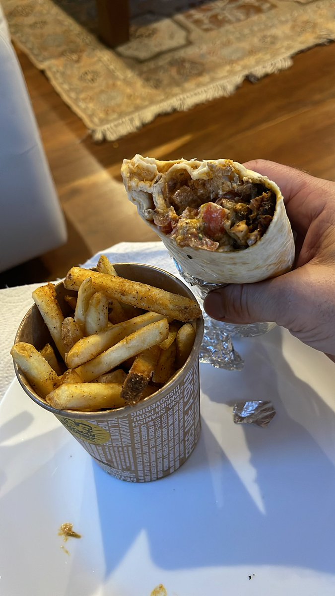 dailyju5tin's tweet photo. Cali Burrito #grilledchicken #jackcheese #sourcream #guacamole #picodegallo #gygsalsa #nomnom @guzmanygomez thank-you ๐๐ผ https://t.co/UwJaHaWR2k