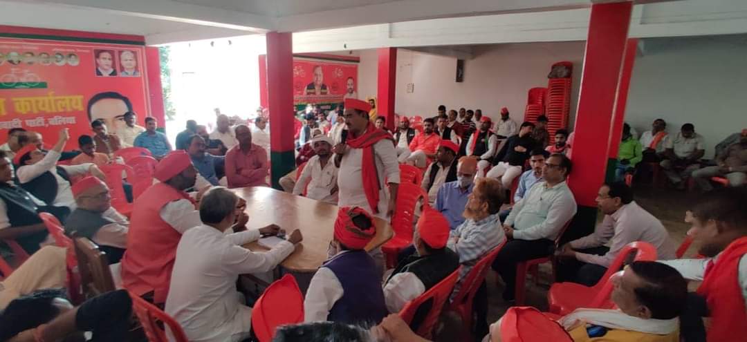 TheBDYadav's tweet photo. समाजवादी पार्टी, कार्यालय
      बलिया.
मासिक बैठक.शामिल हुए!!
    @yadavakhilesh @NareshUttamSP @proframgopalya1 @abuasimazmi @MediaCellSP @samajwadiparty https://t.co/tN0bbd16iO